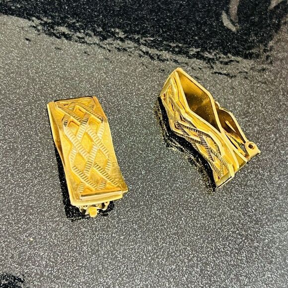 Vintage Unique Textured Large Gold Huggie Clothespin Earrings Clip On OOAK 1430 - Picture 9 of 13